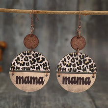 Runda örhängen i trä med leopardmönster och inskriptionen "mama"