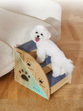 Escalier pour animaux en bois clair avec marches texturées bleues et découpes en forme d'empreintes de pattes