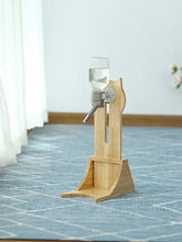 Holz-Wasserspender für Haustiere: klare Glas-Katzen-Bambus-Halterung mit grauem Auslauf