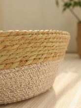 Woven rattan scratch-resistant cat nest with herringbone straw basket
