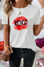 White short-sleeved XOXO lip graphic round neck t-shirt
