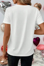 White short-sleeve XOXO lip graphic round neck T-shirt