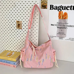 Borsa a spalla media gialla con strisce verticali colorate, realizzata in nylon, leggera e spaziosa, disponibile in rosa, avorio, azzurro e nero