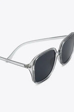 Жълти квадратни слънчеви очила с прозрачен ацетатен рамка, черни лещи, сребърни елементи